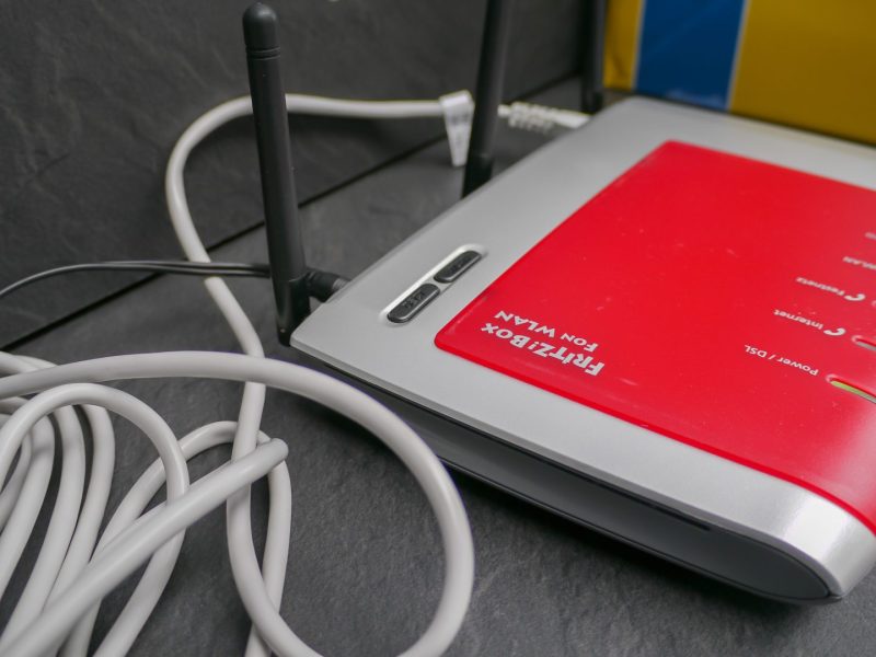 FritzBox-Router in einem Regal