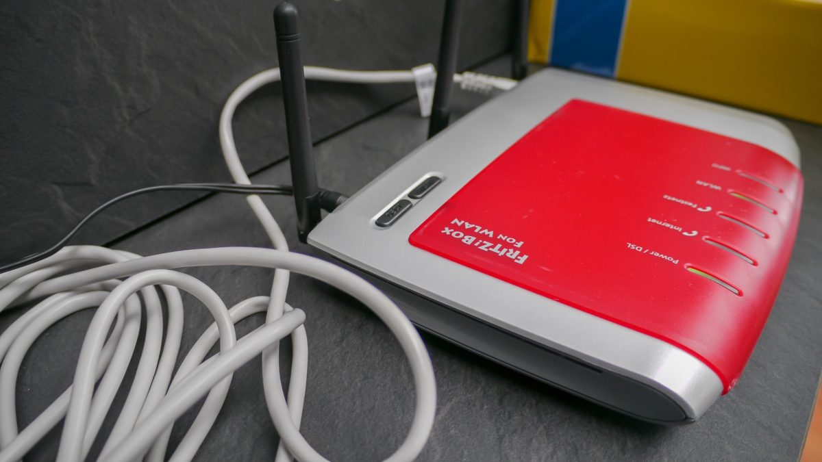 FritzBox-Router in einem Regal