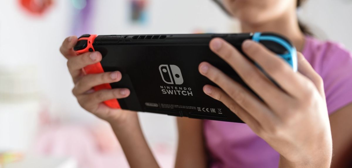 Kind spielt auf der Nintendo Switch 2.