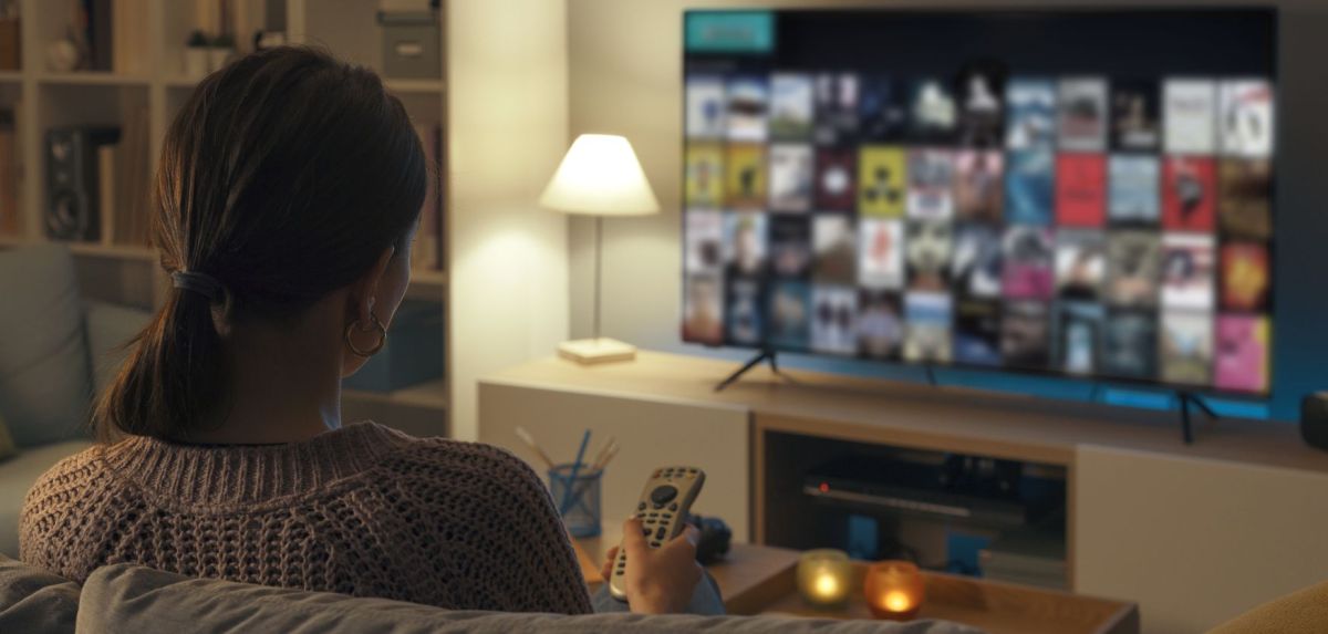 Person schaut zuhause Fernseher.