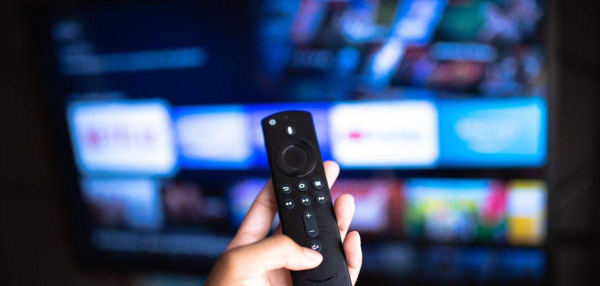 Fernbedienung auf Fernseher gerichtet.