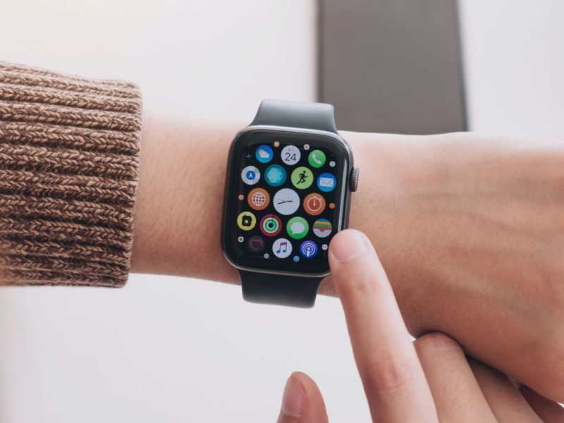 Apple Watch am Handgelenk einer Person.
