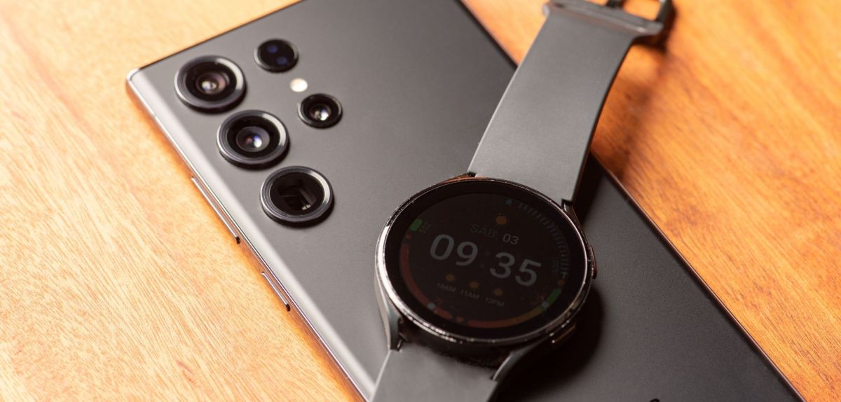 Ein Samsung Galaxy Handy und eine Samsung Galaxy Watch.
