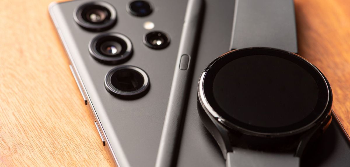 Samsung Galaxy Watch liegt auf einem Handy.