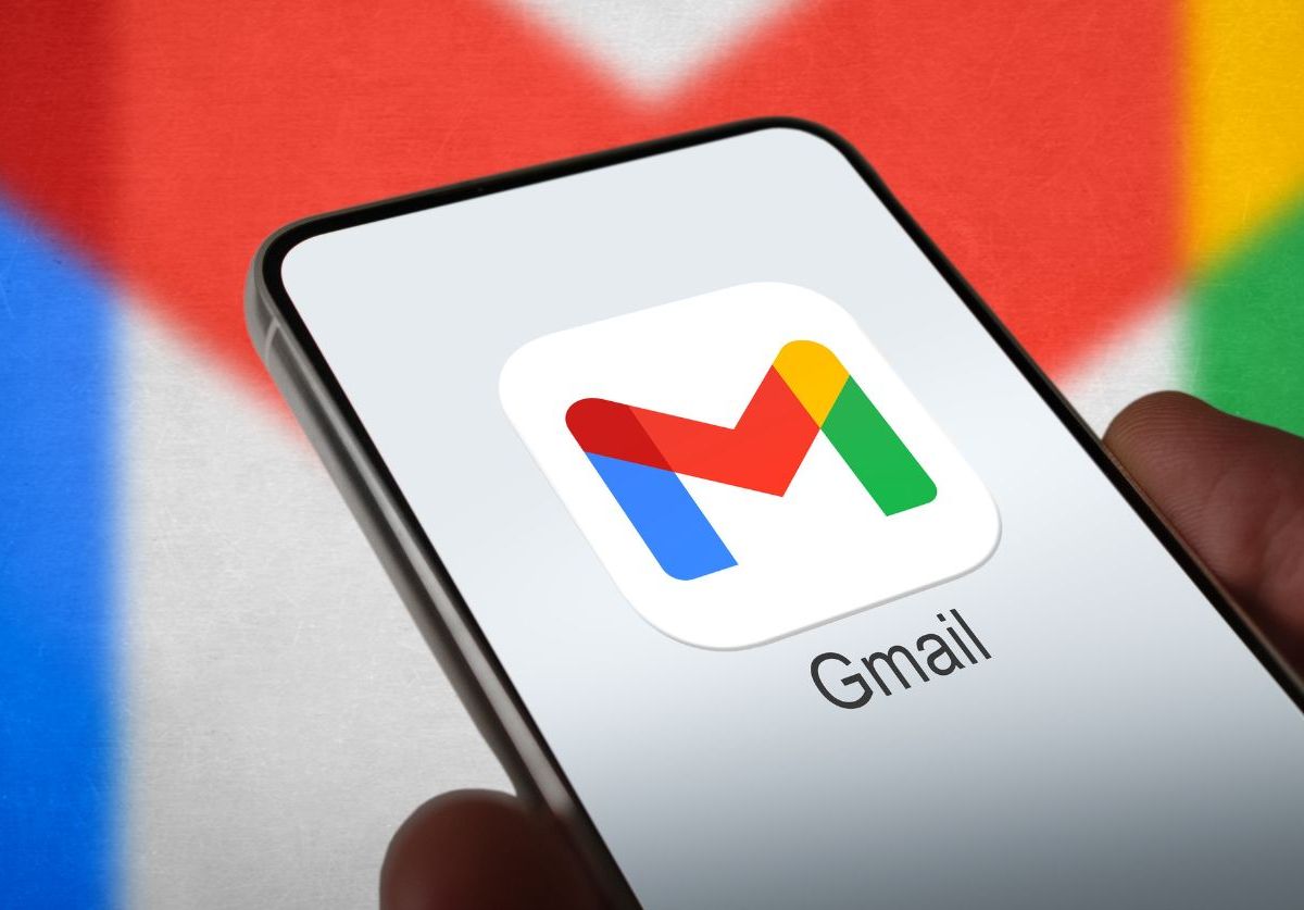 Gmail wird auf einem Handy-Display angezeigt.