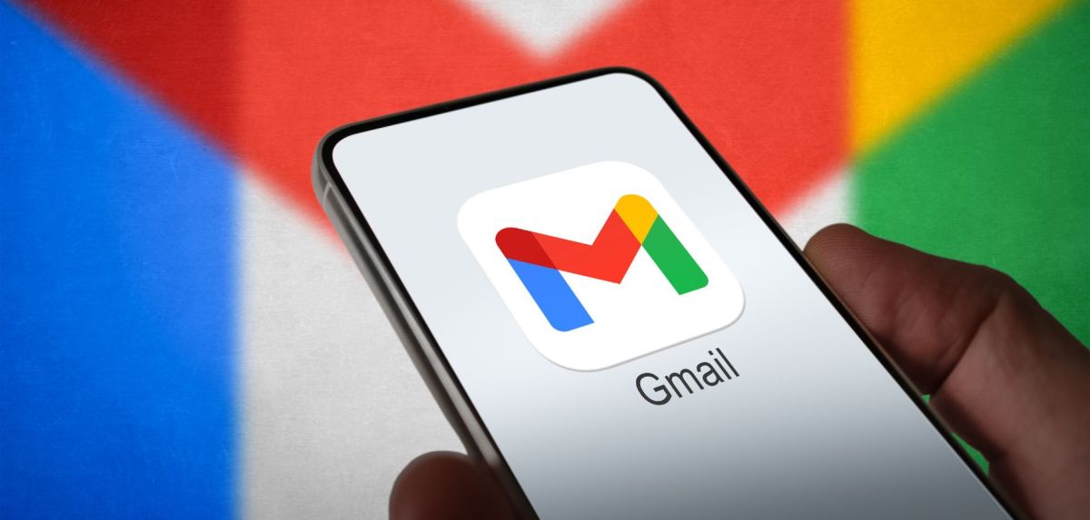 Gmail wird auf einem Handy-Display angezeigt.