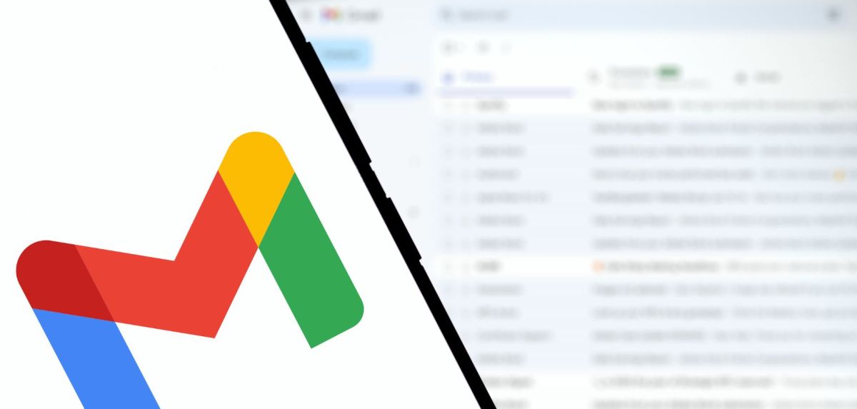 Smartphone mit Gmail-Logo und unscharfem Hintergrund.