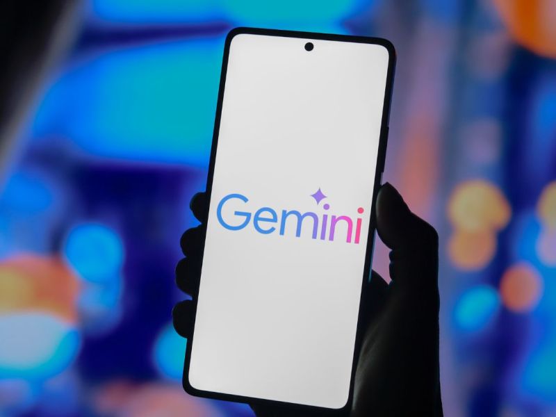 Google Gemini wird auf Smartphone angezeigt.