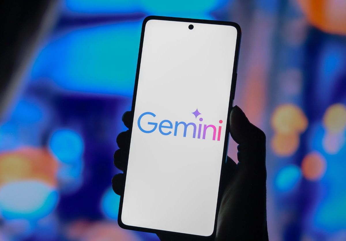 Google Gemini wird auf Smartphone angezeigt.