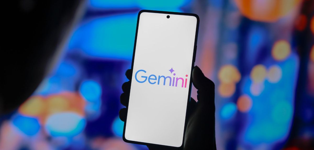 Google Gemini wird auf Smartphone angezeigt.