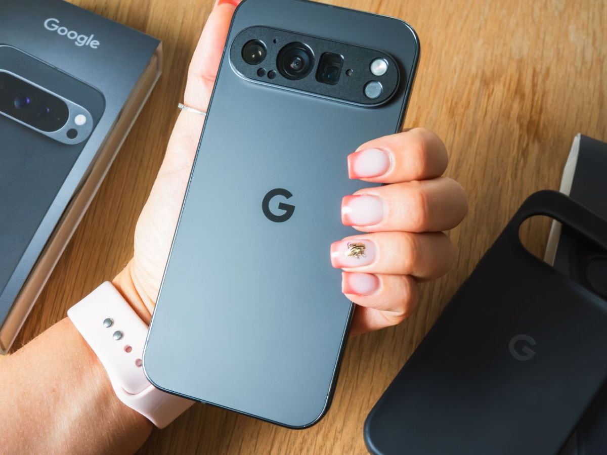 Person hält ein Google Pixel-Handy in der Hand.