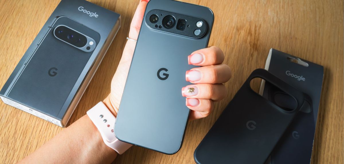 Person hält ein Google Pixel-Handy in der Hand.