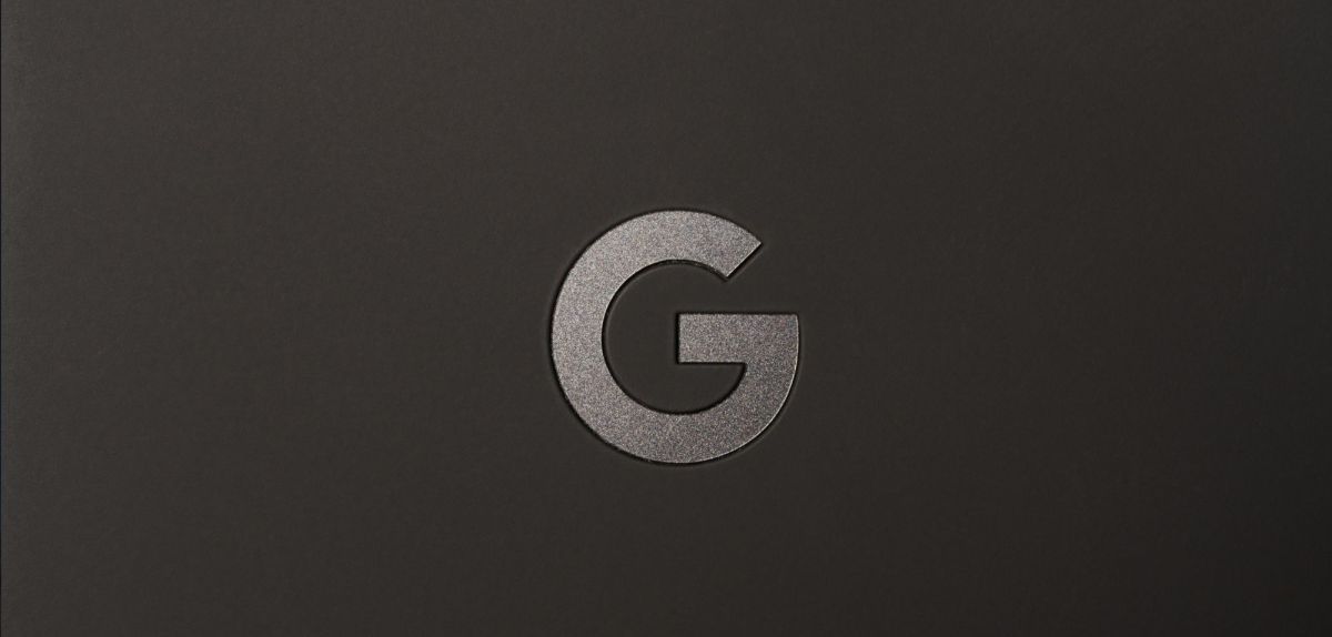 Google-Logo auf schwarzem Untergrund.