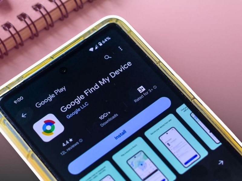 Google Pixel 7a liegt mit geöffnetem Play Store auf einem Tisch