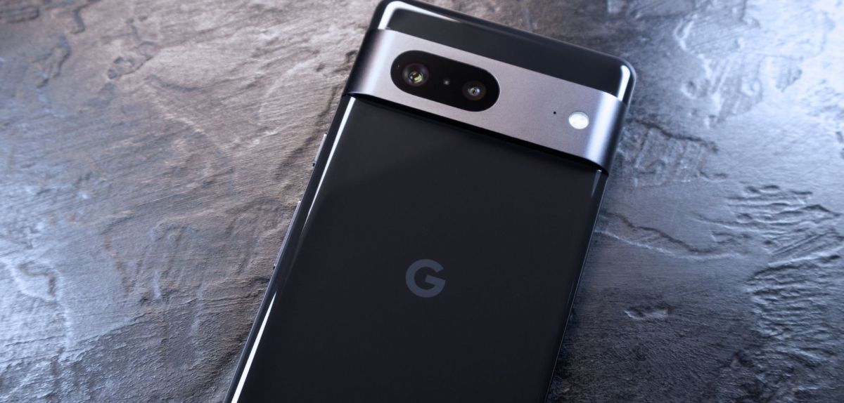 Es ist ein schwarzes Google Pixel zu sehen.