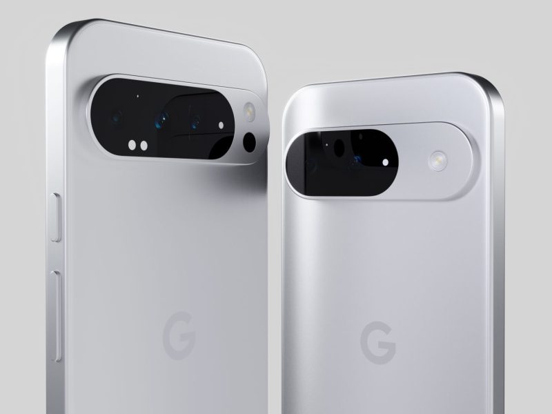 Zwei silberfarbene Google Pixel-Handys nebeneinander