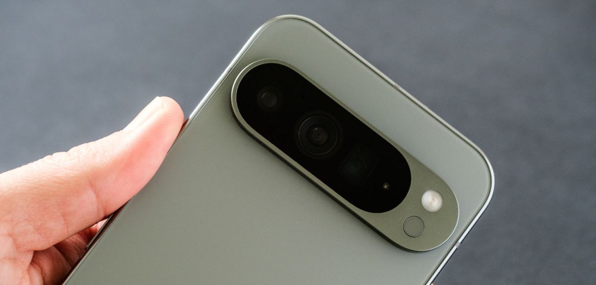 Rückseite eines Google Pixel-Handys in der Hand einer Person.