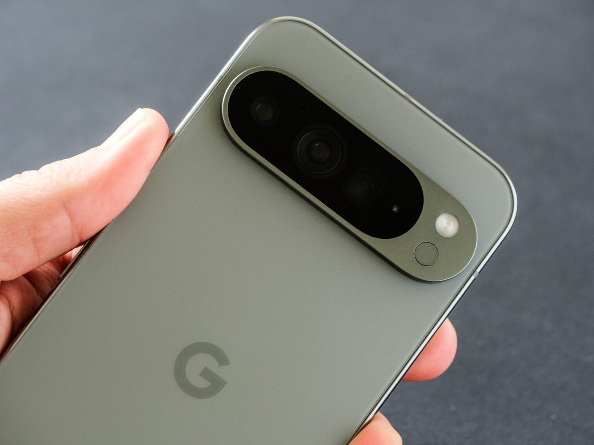 Google Pixel-Handy in einer Hand