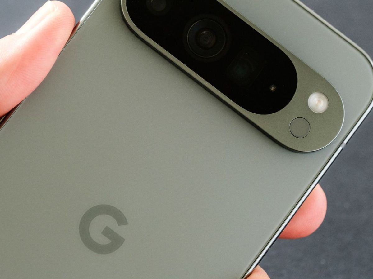 Person hält Google Pixel-Handy in der Hand.