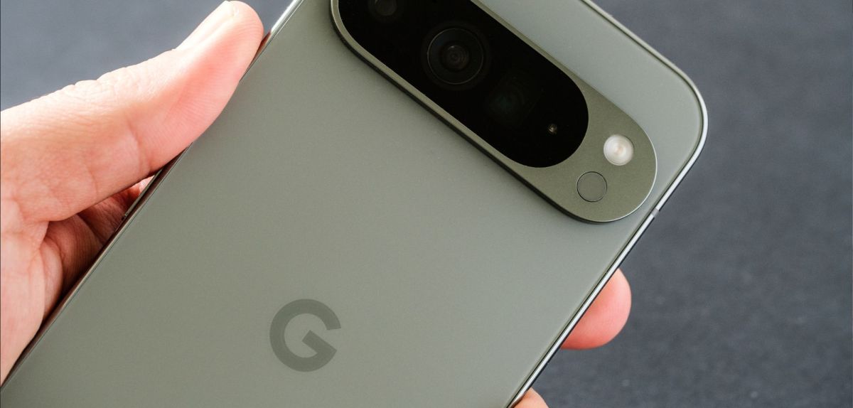 Person hält Google Pixel-Handy in der Hand.