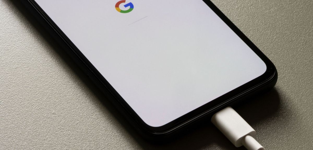 Ein Google Pixel Handy, das ein Update durchführt.