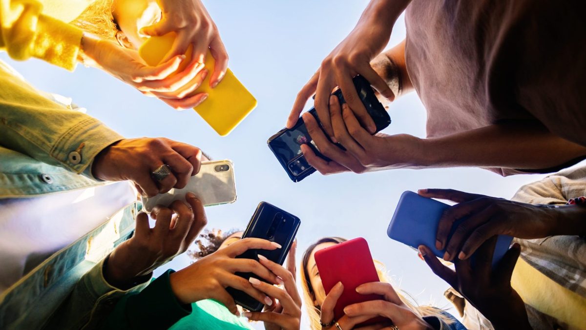 Gruppe aus Personen chattet an Handys