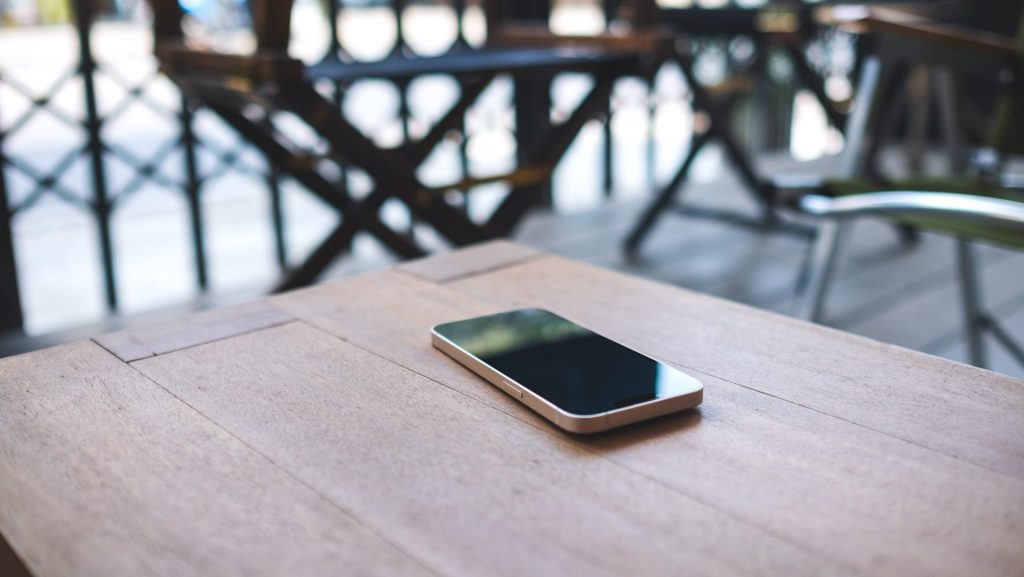 Handy: Darum sollte der Bildschirm nie nach oben zeigen
