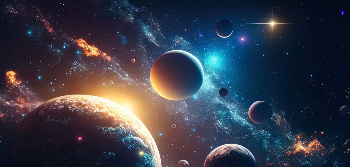 Es sind Planeten im Weltall zu sehen.