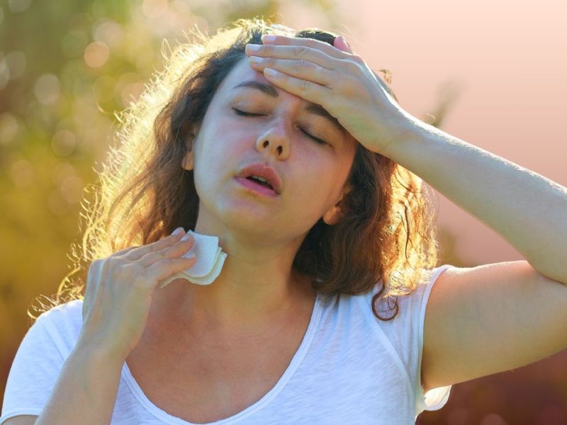 Frau unter der grellen Sonne