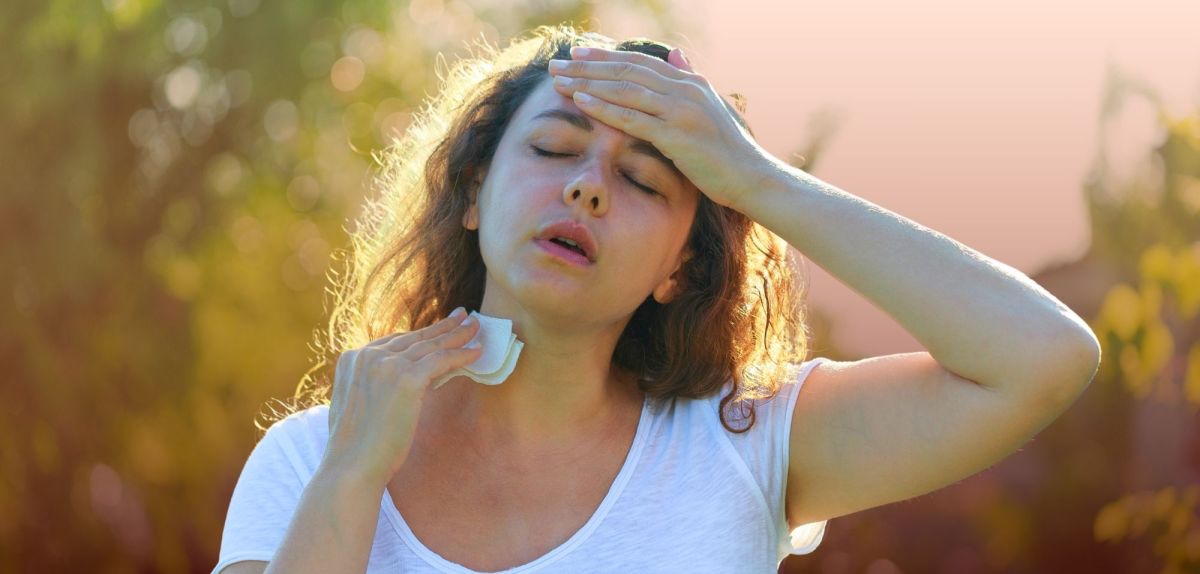Frau unter der grellen Sonne