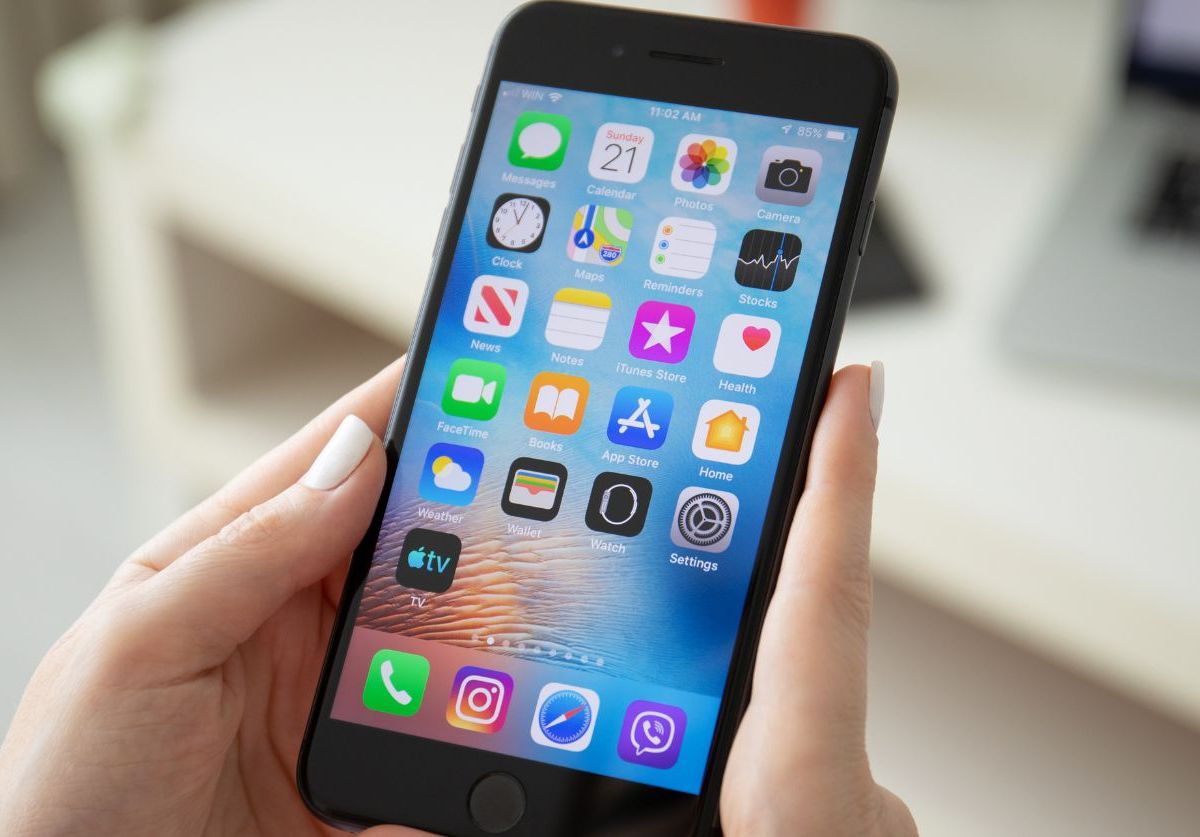 iPhone 8 wird in der Hand gehalten.