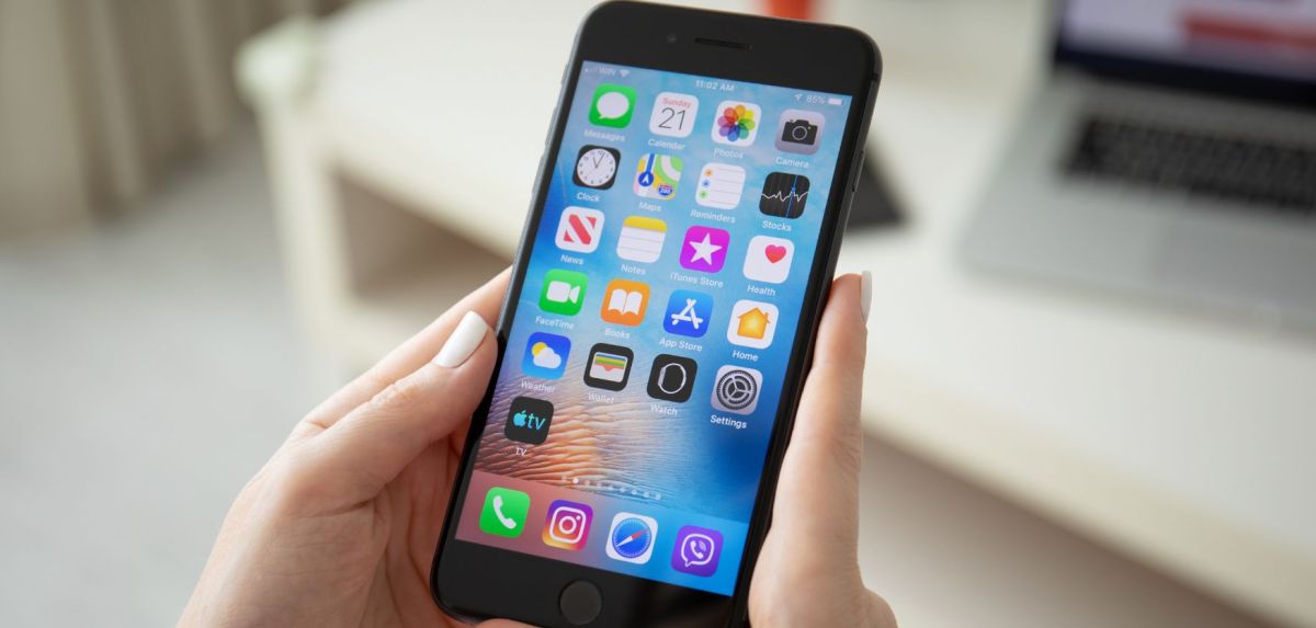 iPhone 8 wird in der Hand gehalten.