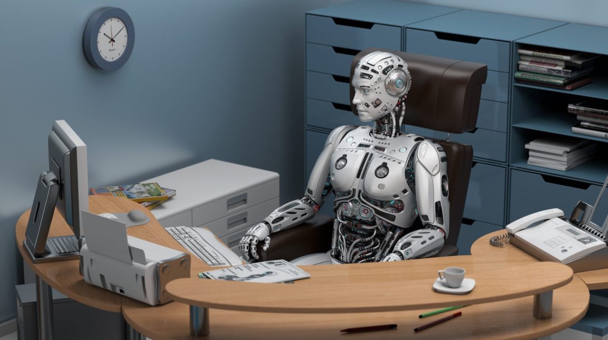 Roboter sitzt am Schreibtisch im Büro