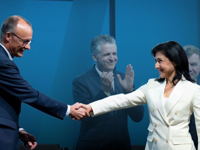 Friedrich Merz (l) und Katherina Reiche (r) reichen sich die Hand
