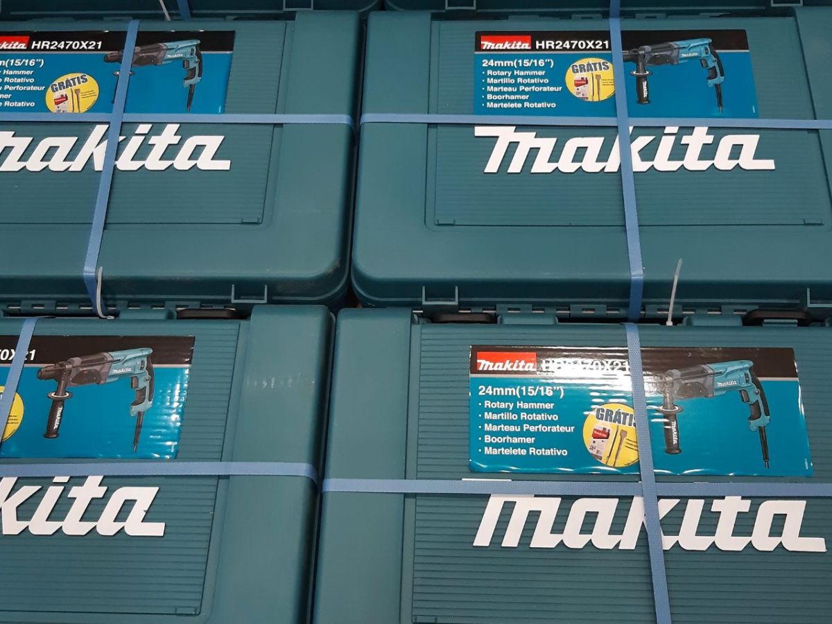 Mehrere Makita-Produkte auf einer Palette.