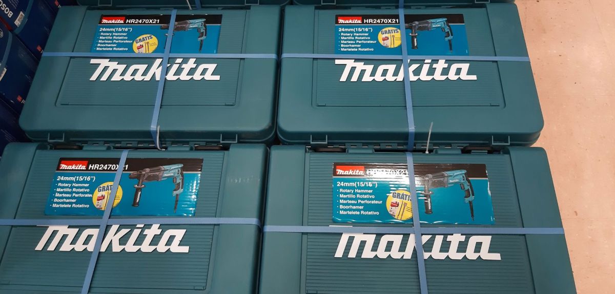 Mehrere Makita-Produkte auf einer Palette.