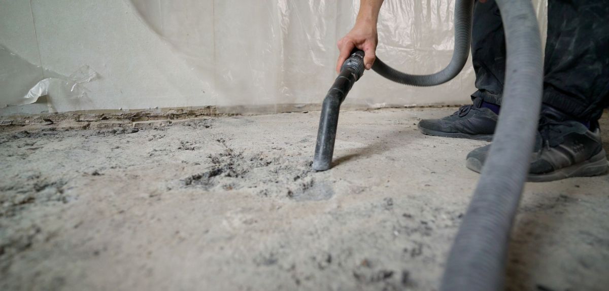 Persien bedient einen Staubsauger auf einer Baustelle