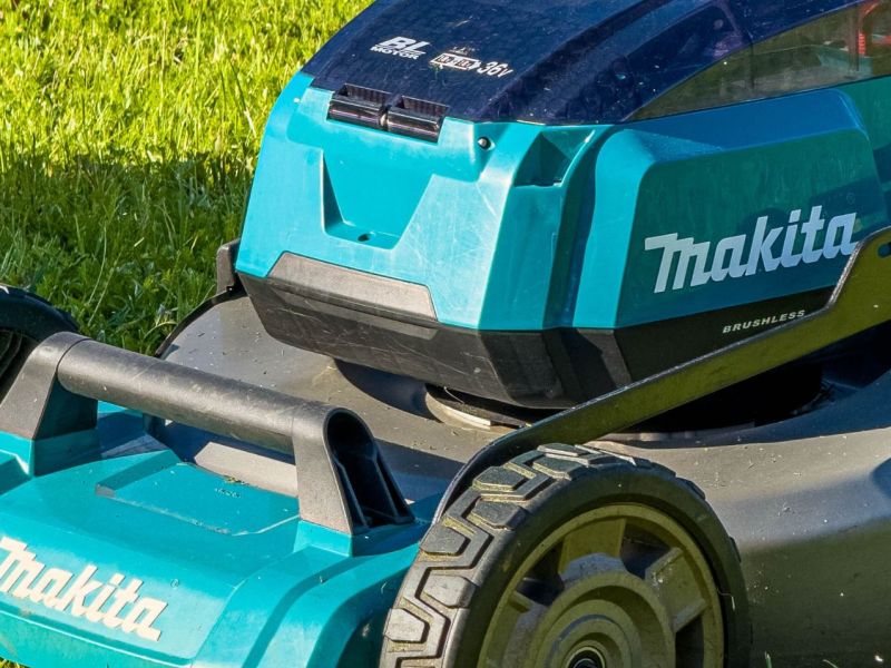Ein Makita-Akku-Rasenmäher bei der Arbeit.