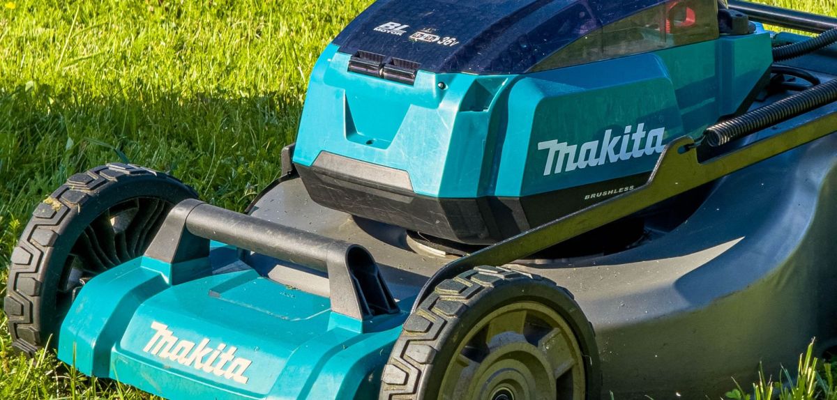 Ein Makita-Akku-Rasenmäher bei der Arbeit.