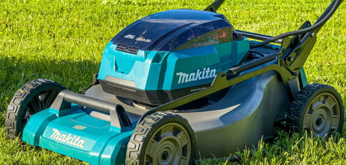 Ein Makita-Akku-Rasenmäher bei der Arbeit.