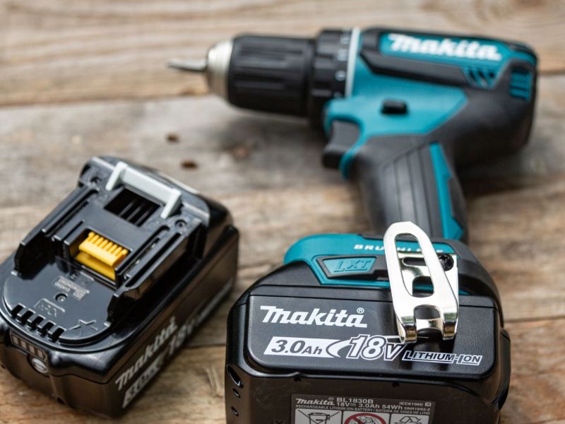 Makita Akku liegt neben einem Makita-Akuschrauber