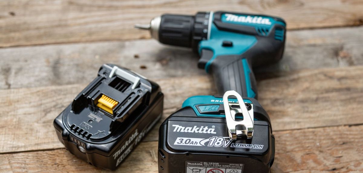 Makita Akku liegt neben einem Makita-Akuschrauber