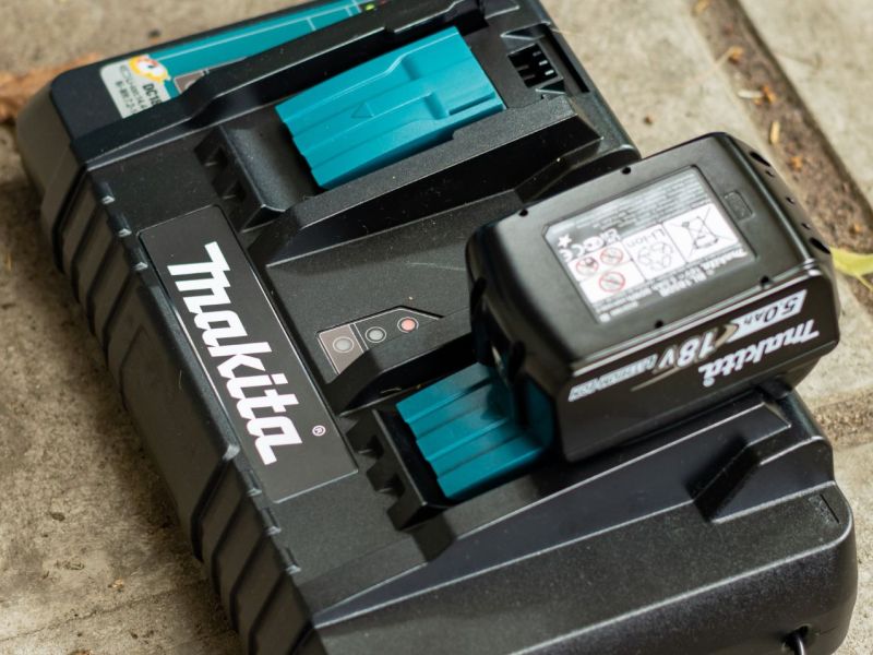 Makita-Ladegerät mit einem Akku.
