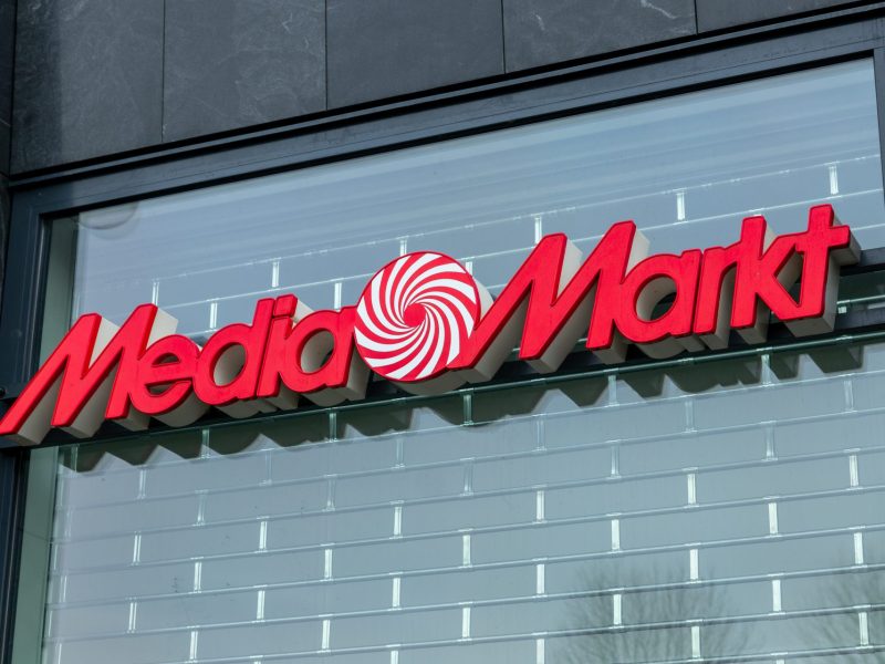 MediaMarkt-Logo an einem Einkauszentrum.