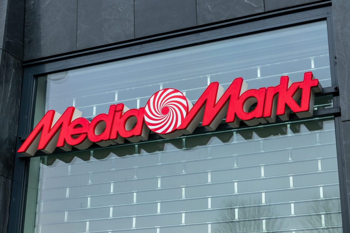 MediaMarkt-Logo an einem Einkauszentrum.