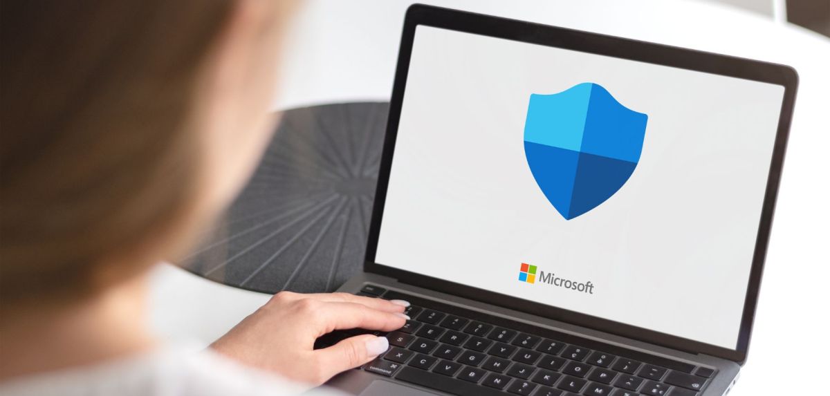 Microsoft Defender-Logo auf Laptop-Bildschirm.