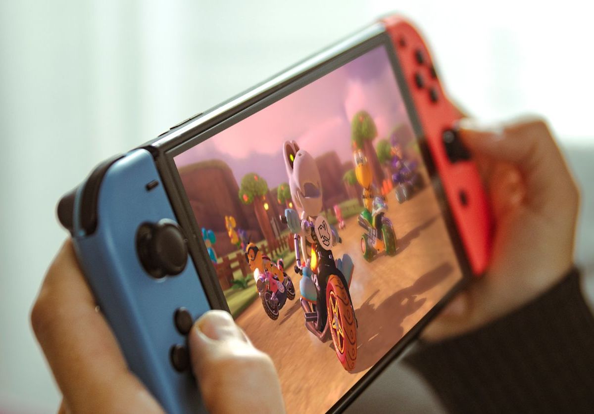 Person spielt auf der Nintendo Switch.