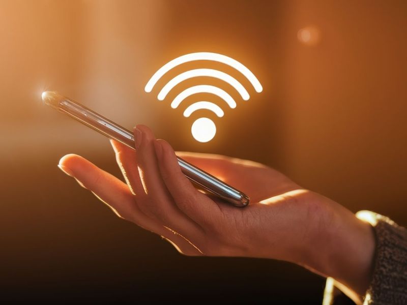 Hand hält ein Smarttphone