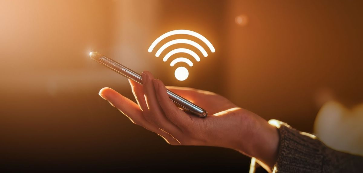 Hand hält ein Smarttphone