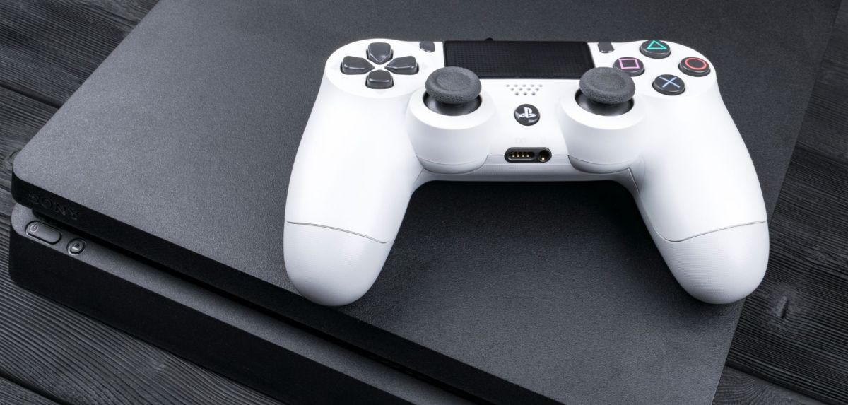 PLayStation 4 mit Controller.